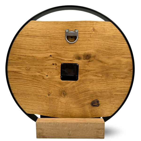 Zeitlose Wanduhr aus Eichenholz mit präzisem Quarz Uhrwerk Besuchen Sie uns auf Woidladinger.de und entdecken Sie mehr handgefertigte Produkte aus dem Bayerischen Wald!